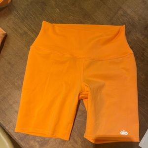 ALO yoga shorts in apricot